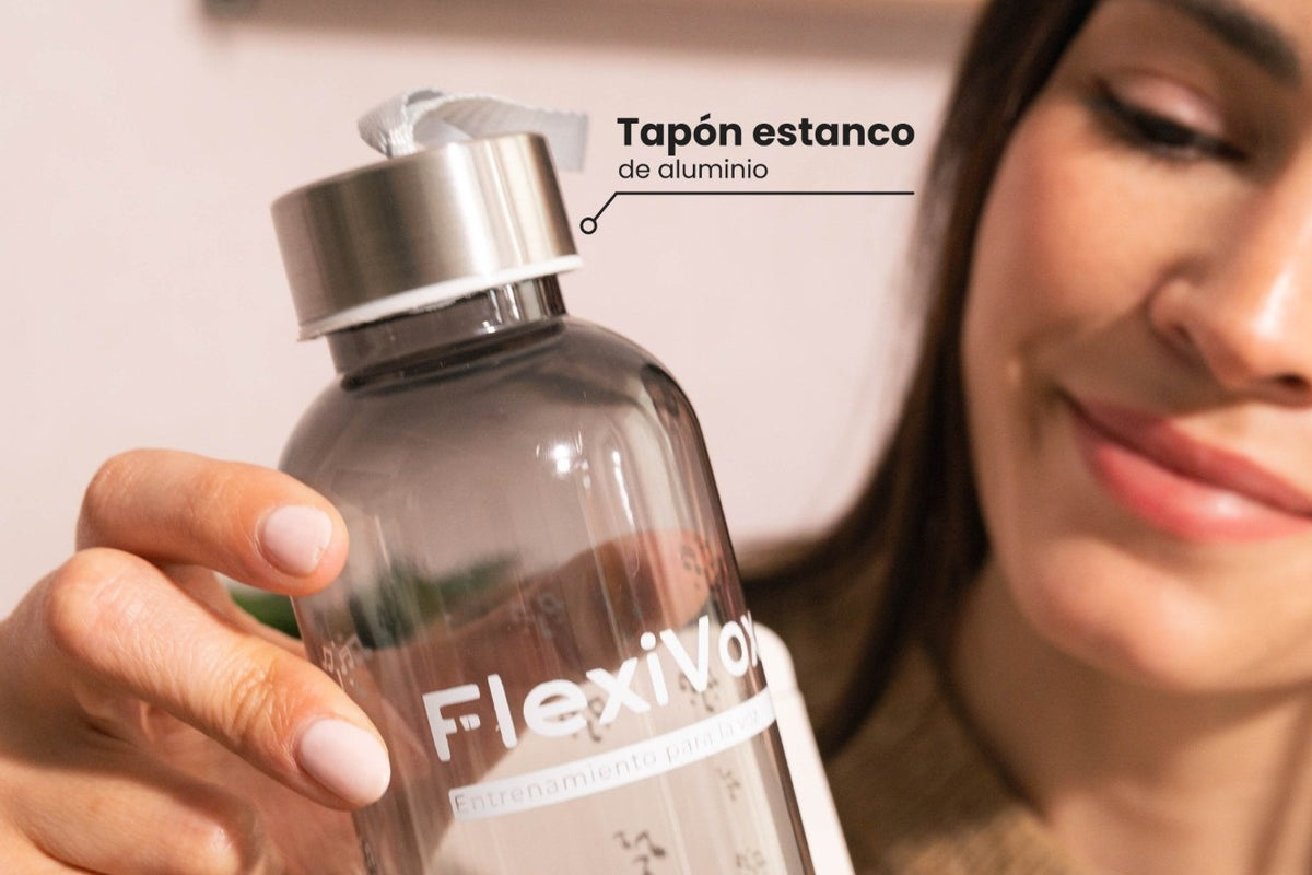Mujer sosteniendo la botella FlexiVox Negro humo con el tapón estanco de aluminio