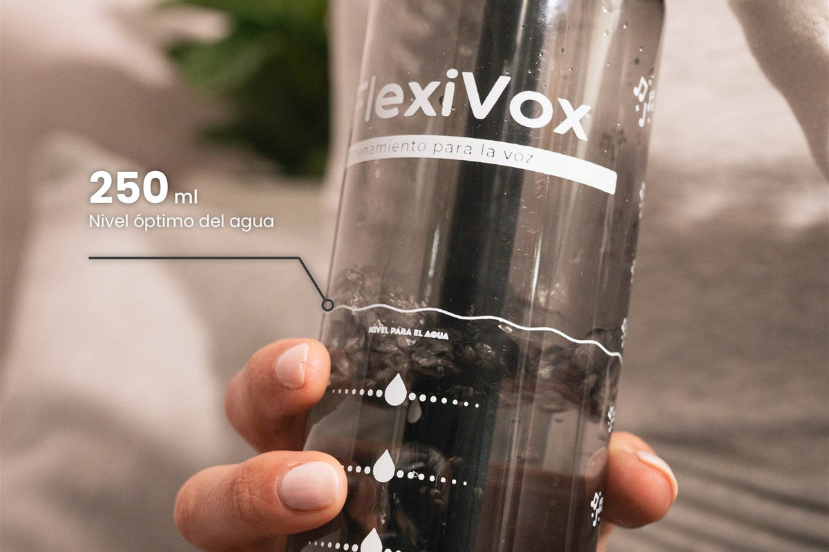 Botella FlexiVox Negro humo llena hasta la línea «Nivel para el agua»