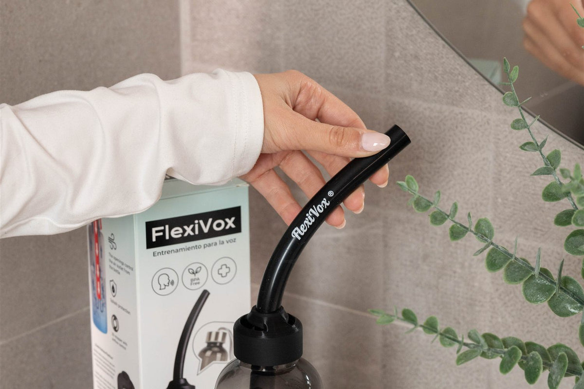 Colocando el tubo FlexiVox Negro humo en el tapón regulador macizo de la botella